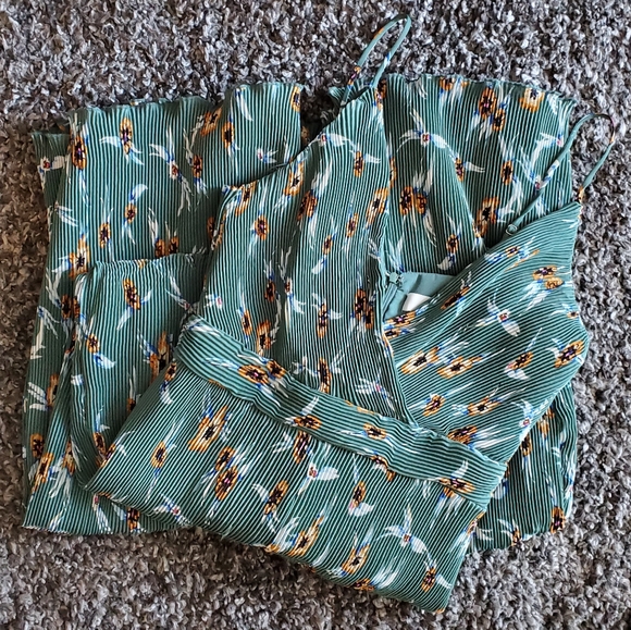 NWT 💫 ASTR the label | Teal Floral Plissé Jumpsuit | Size Small - Picture 4 of 6